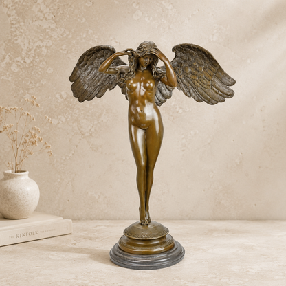 Sculpture en bronze, femme ailée aux bras levés