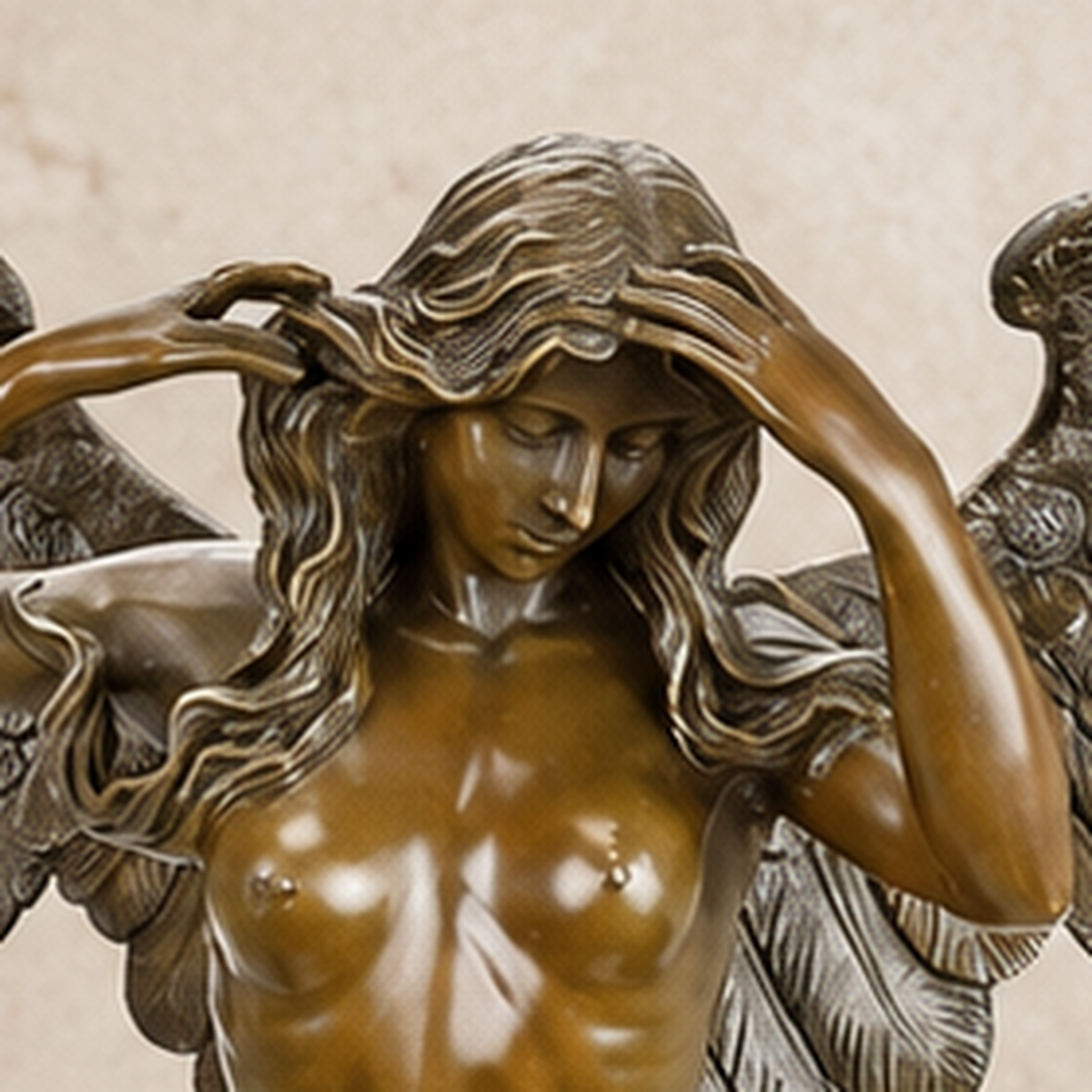 Sculpture en bronze, femme ailée aux bras levés, vue 2