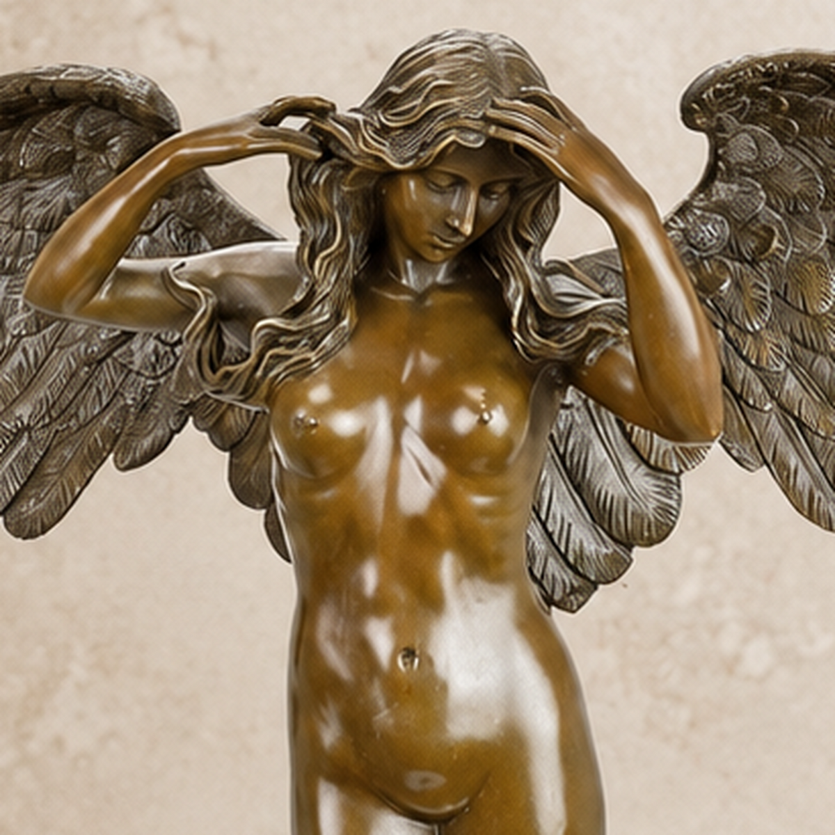 Sculpture en bronze, femme ailée aux bras levés, vue 3