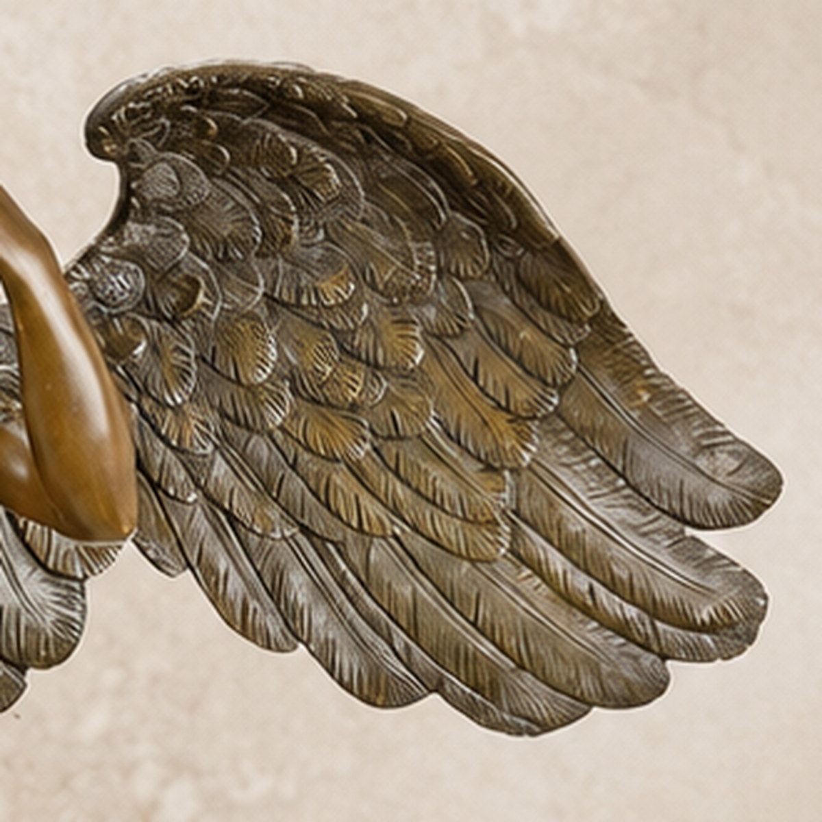 Sculpture en bronze, femme ailée aux bras levés, vue 4