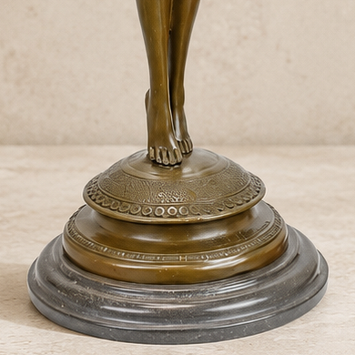 Sculpture en bronze, femme ailée aux bras levés, vue 6