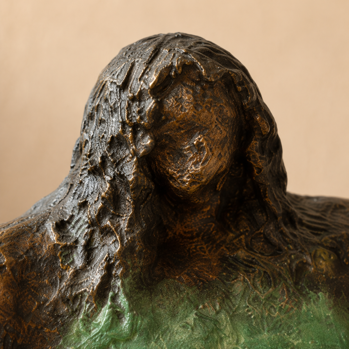 Sculpture en bronze femme assise aux formes généreuses, vue 2