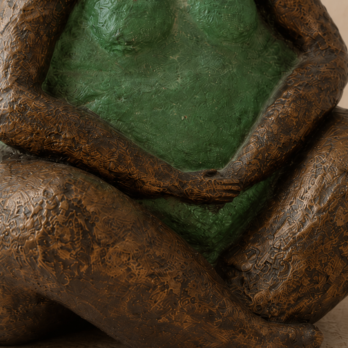 Sculpture en bronze femme assise aux formes généreuses, vue 4