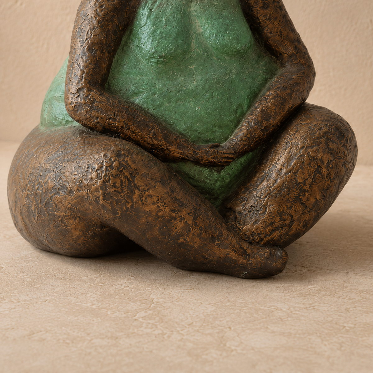 Sculpture en bronze femme assise aux formes généreuses, vue 5