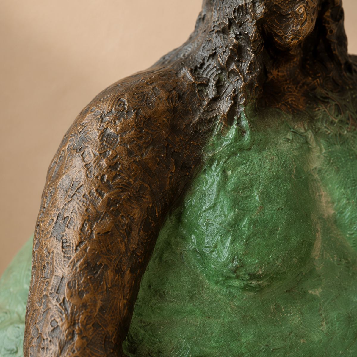 Sculpture en bronze femme assise aux formes généreuses, vue 6