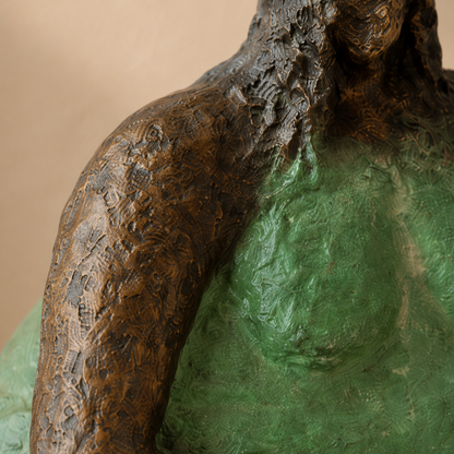 Sculpture en bronze femme assise aux formes généreuses, vue 6