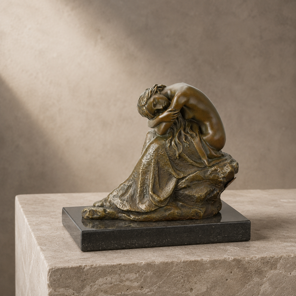 Sculpture en bronze femme nue agenouillée sur socle marbre