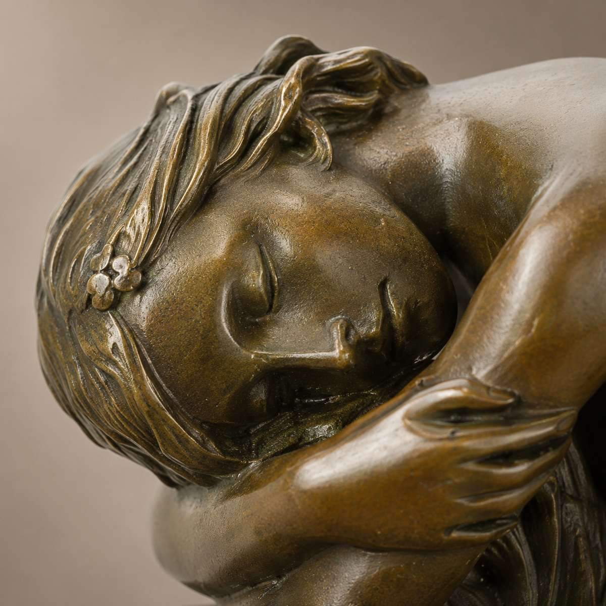 Sculpture en bronze femme nue agenouillée sur socle marbre, vue 2
