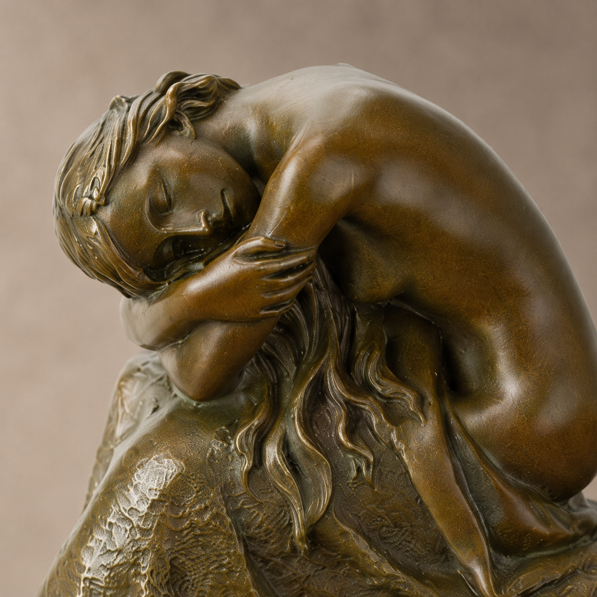 Sculpture en bronze femme nue agenouillée sur socle marbre, vue 3
