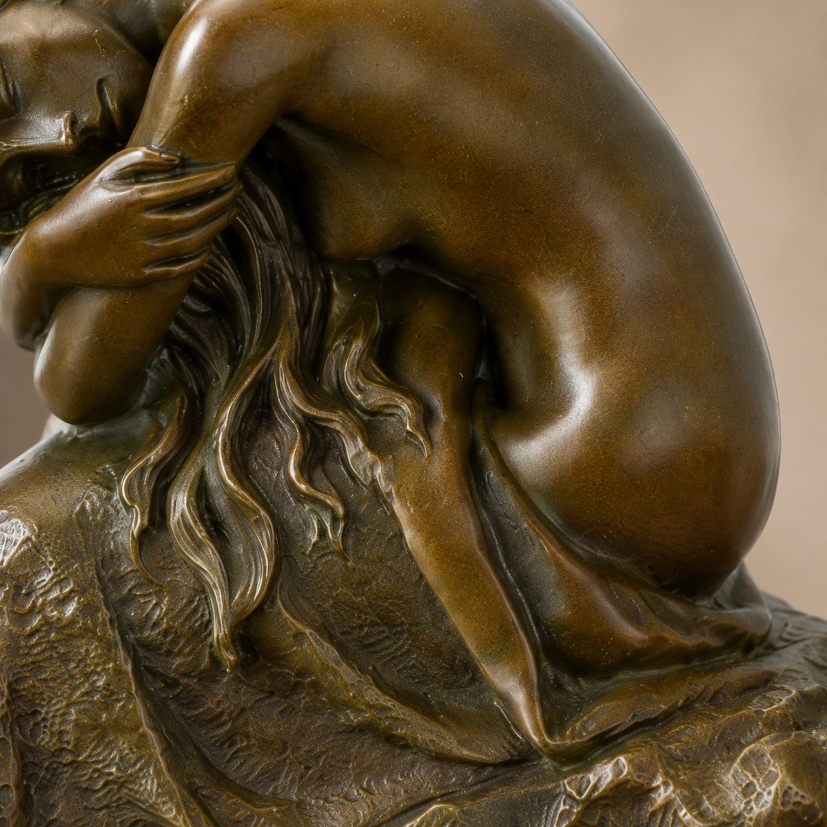 Sculpture en bronze femme nue agenouillée sur socle marbre, vue 4