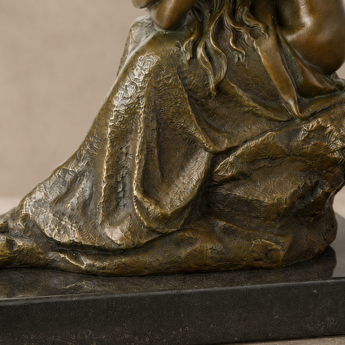 Sculpture en bronze femme nue agenouillée sur socle marbre, vue 5