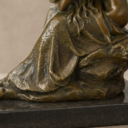 Sculpture en bronze femme nue agenouillée sur socle marbre, vue 5