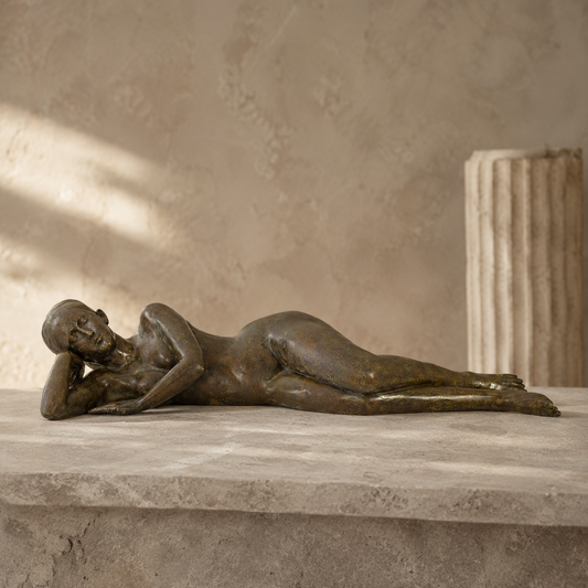 Sculpture en bronze femme nue allongée patine brune