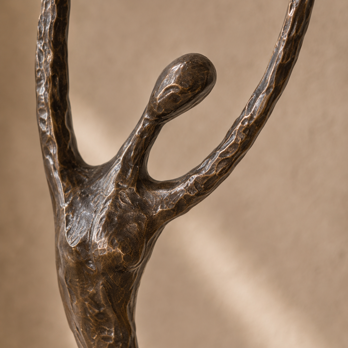 Sculpture en bronze figurine féminine stylisée sur marbre, vue 2
