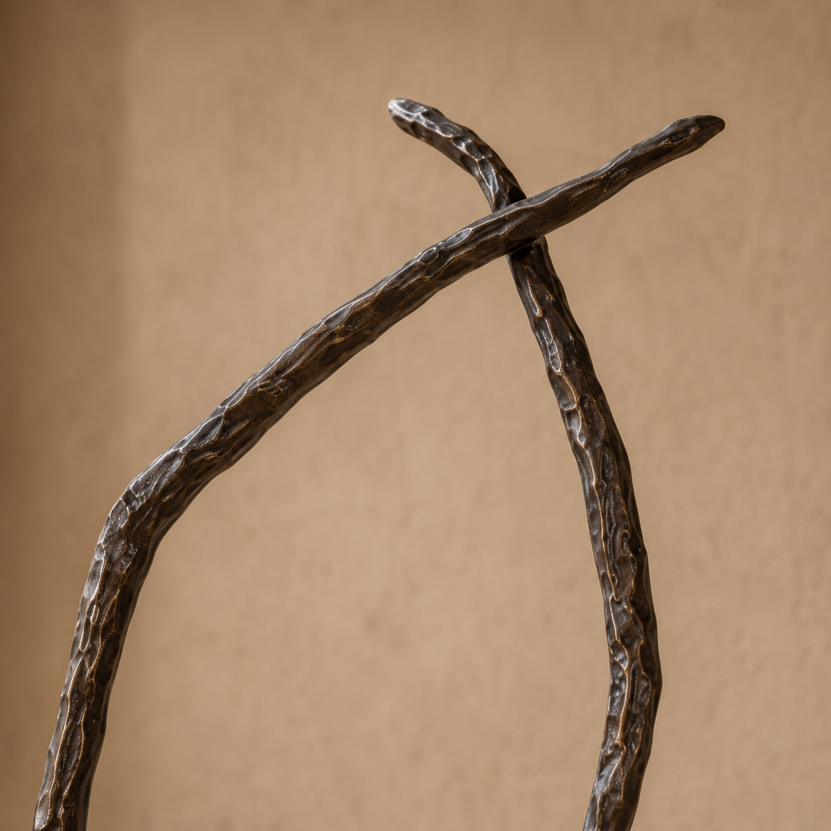 Sculpture en bronze figurine féminine stylisée sur marbre, vue 3