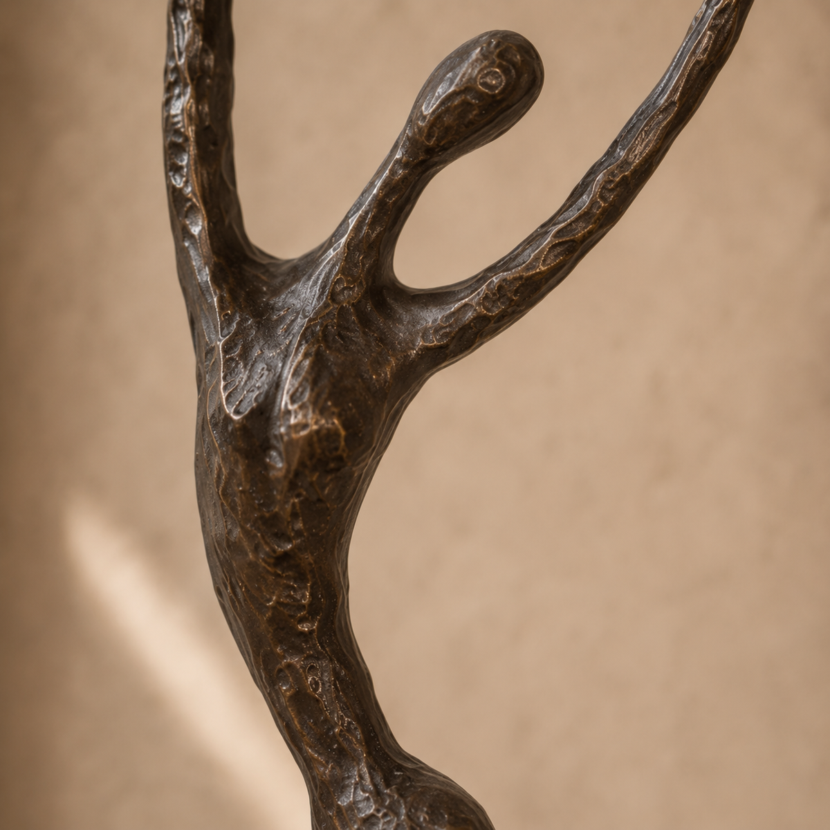 Sculpture en bronze figurine féminine stylisée sur marbre, vue 4
