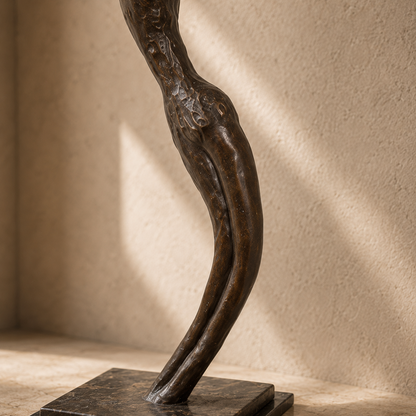 Sculpture en bronze figurine féminine stylisée sur marbre, vue 5