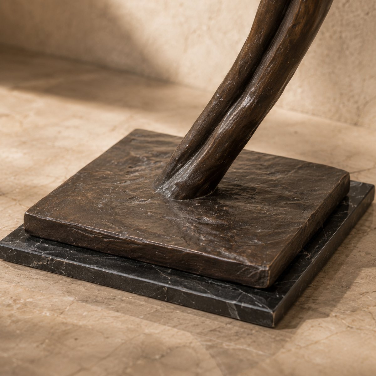 Sculpture en bronze figurine féminine stylisée sur marbre, vue 6