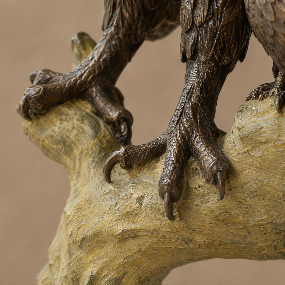Sculpture en bronze hibou grand-duc et son petit sur branche, vue 4