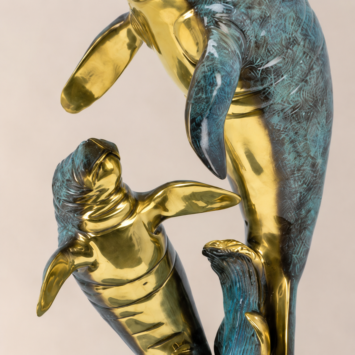 Sculpture en bronze lamantin et son petit sur vague, vue 3