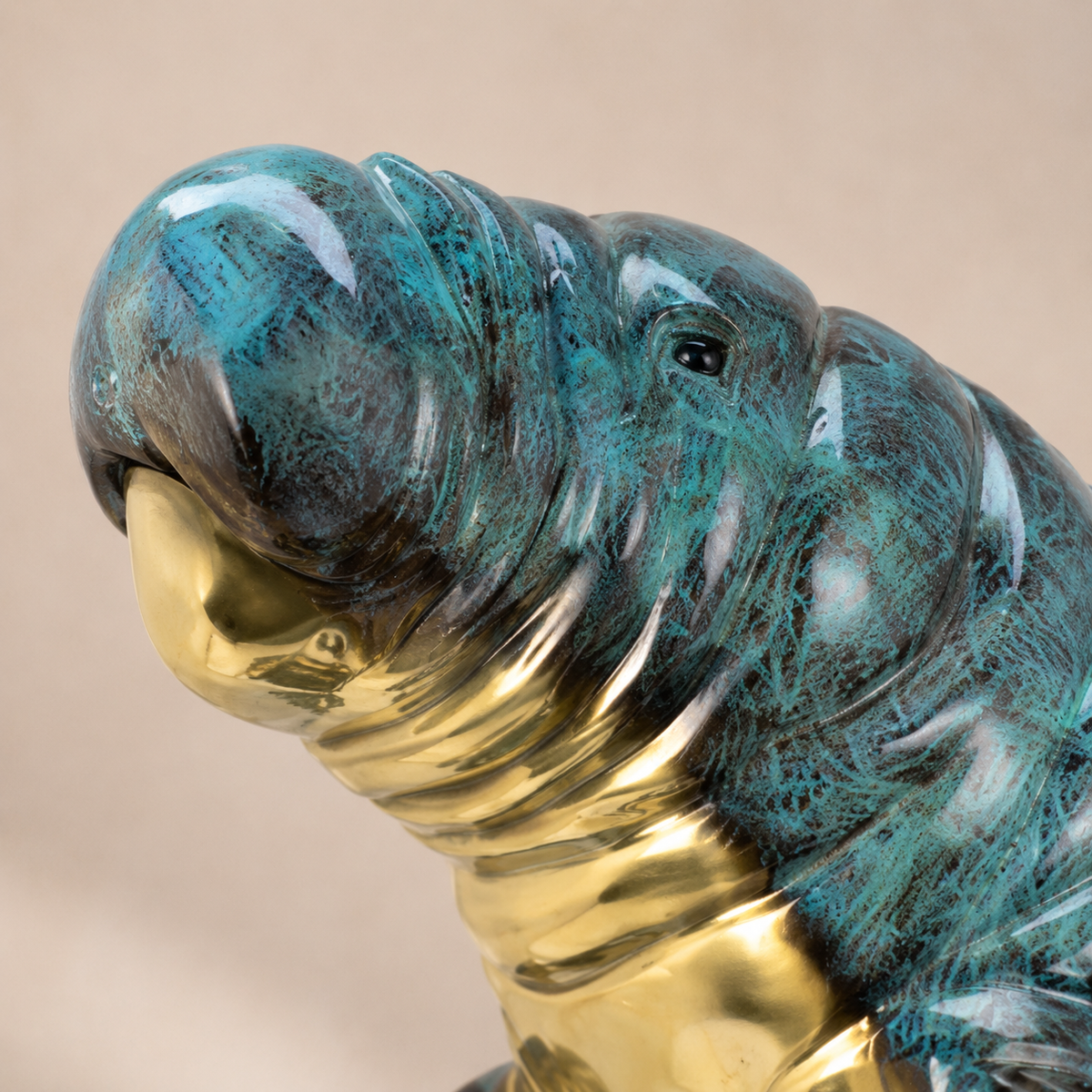 Sculpture en bronze lamantin et son petit sur vague, vue 4