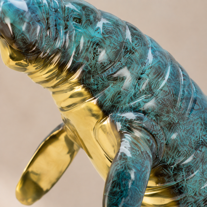 Sculpture en bronze lamantin et son petit sur vague, vue 5