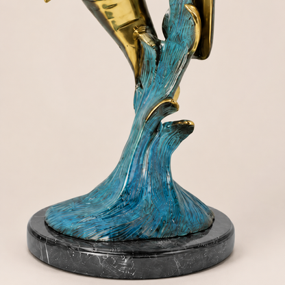 Sculpture en bronze lamantin et son petit sur vague, vue 6