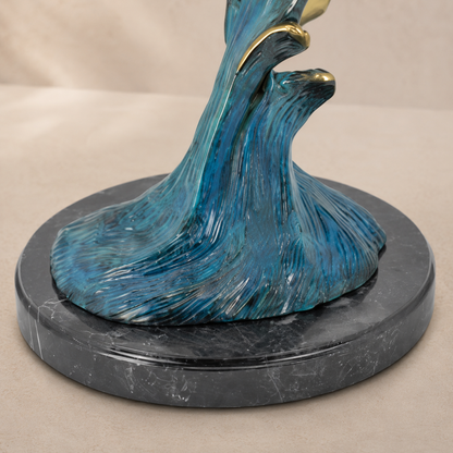 Sculpture en bronze lamantin et son petit sur vague, vue 7