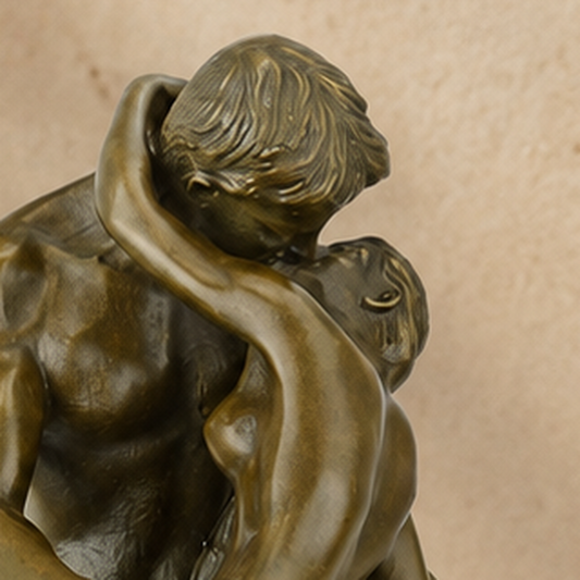Sculpture en bronze Le Baiser d'après Rodin sur marbre, vue 2