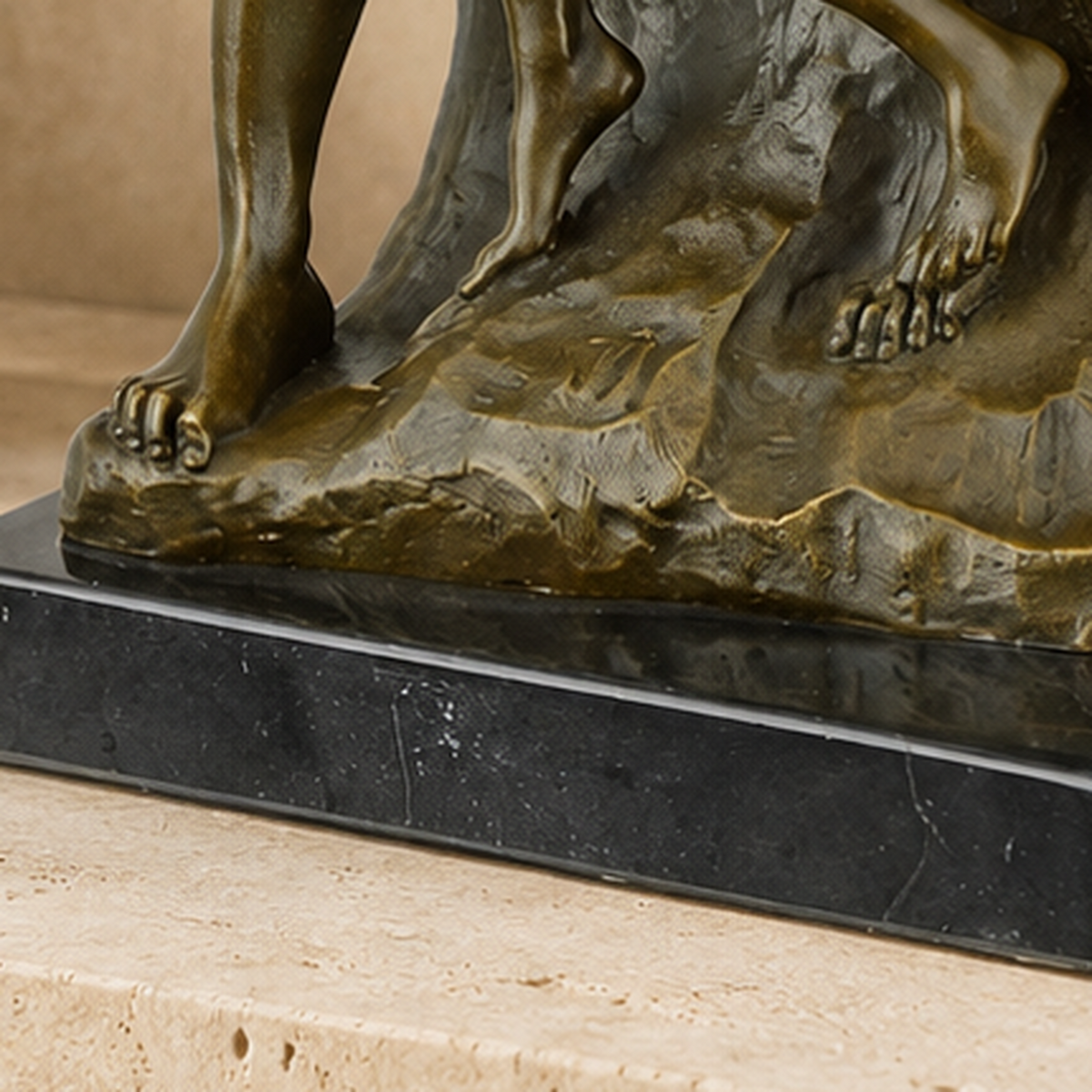 Sculpture en bronze Le Baiser d'après Rodin sur marbre, vue 6