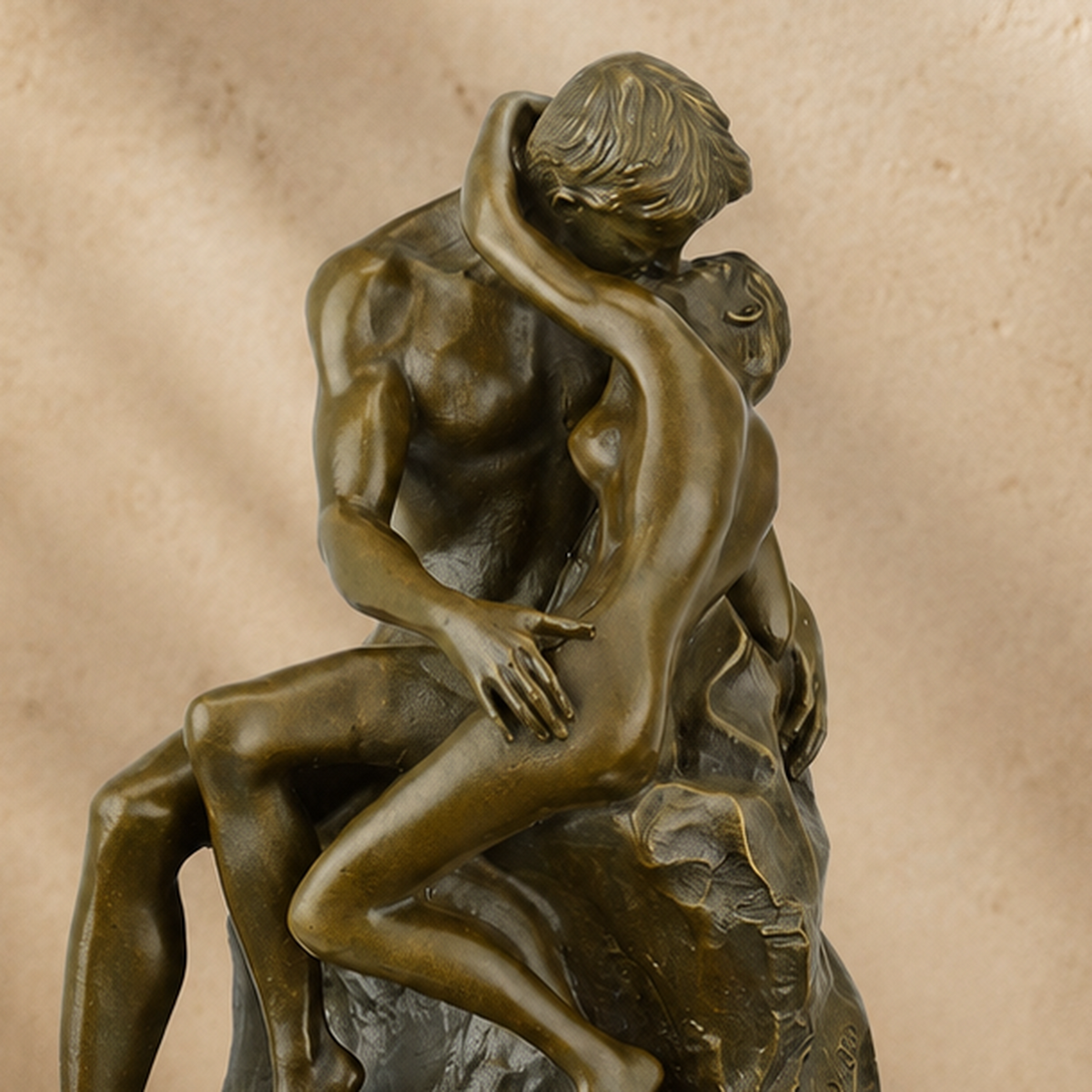 Sculpture en bronze Le Baiser d'après Rodin sur marbre, vue 7