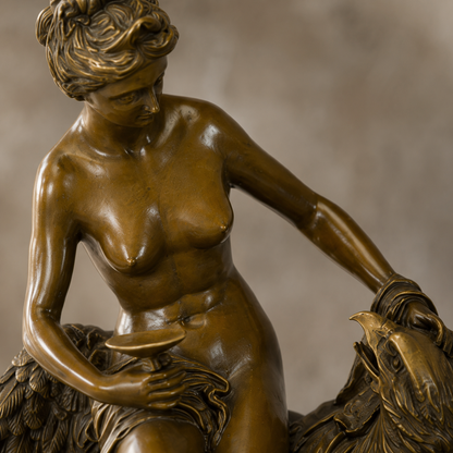 Sculpture en bronze Léda et le Cygne sur socle marbre noir, vue 3