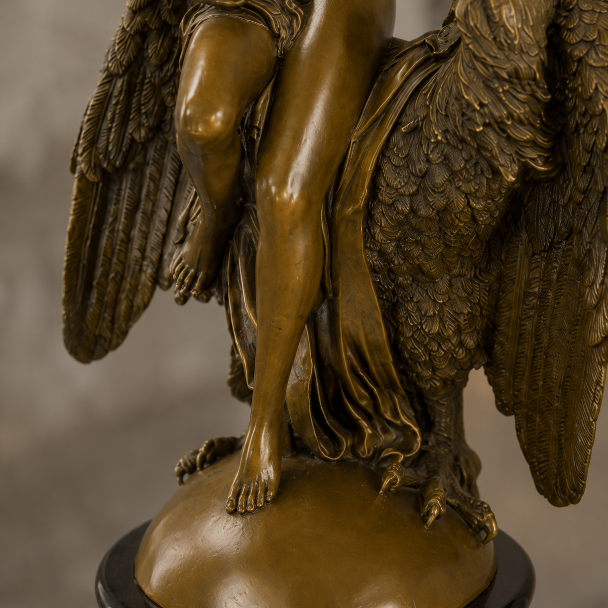 Sculpture en bronze Léda et le Cygne sur socle marbre noir, vue 6