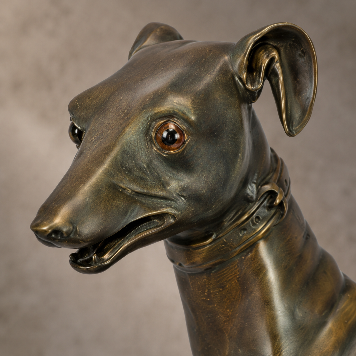 Sculpture en bronze lévrier assis aux yeux de verre, vue 2