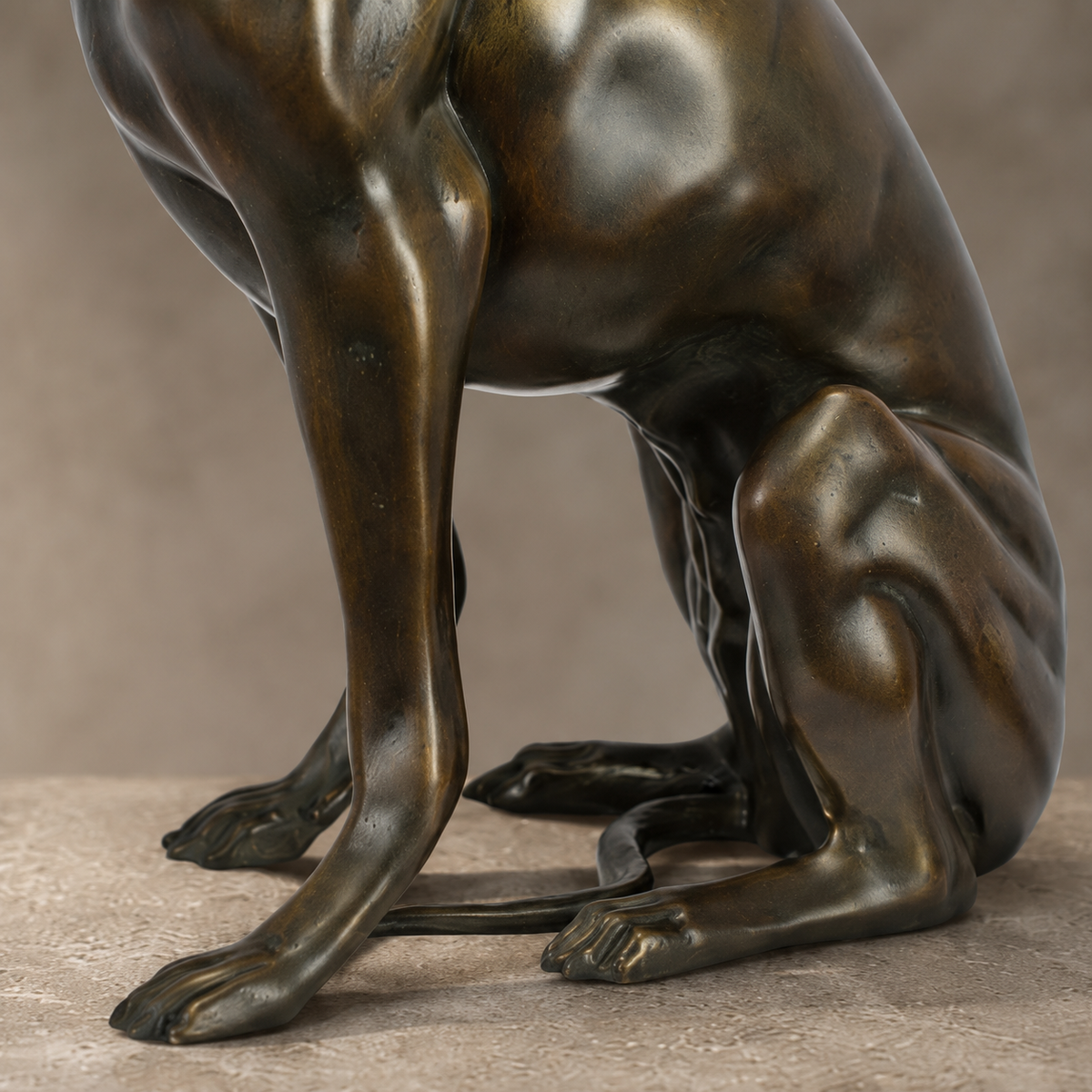 Sculpture en bronze lévrier assis aux yeux de verre, vue 7