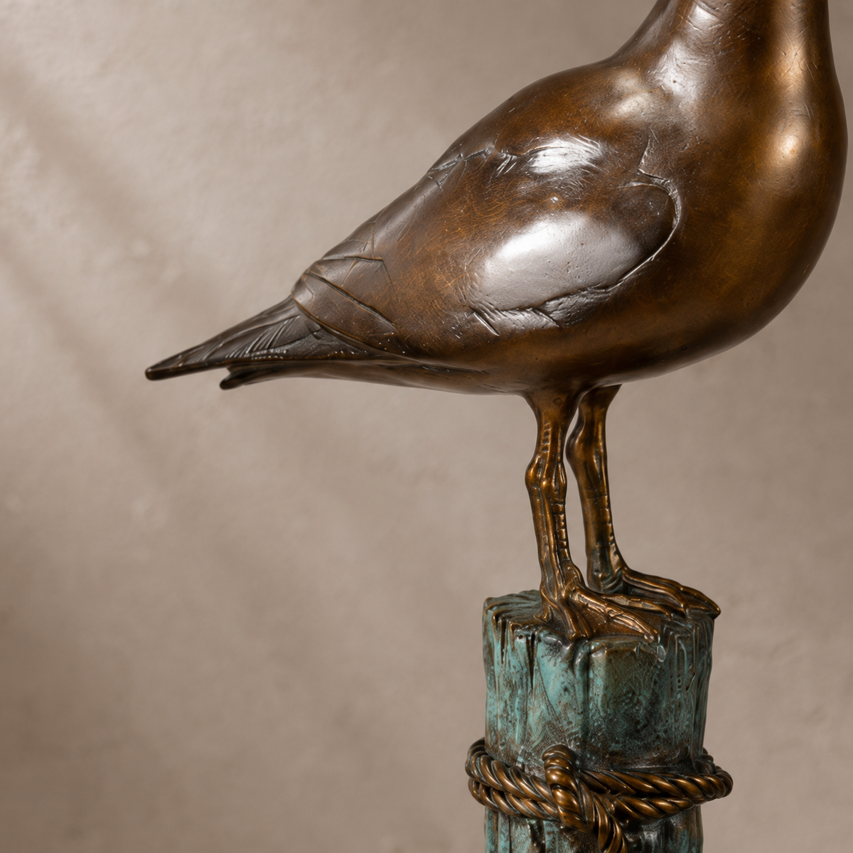 Sculpture en bronze mouette sur pieu d'amarrage, vue 5