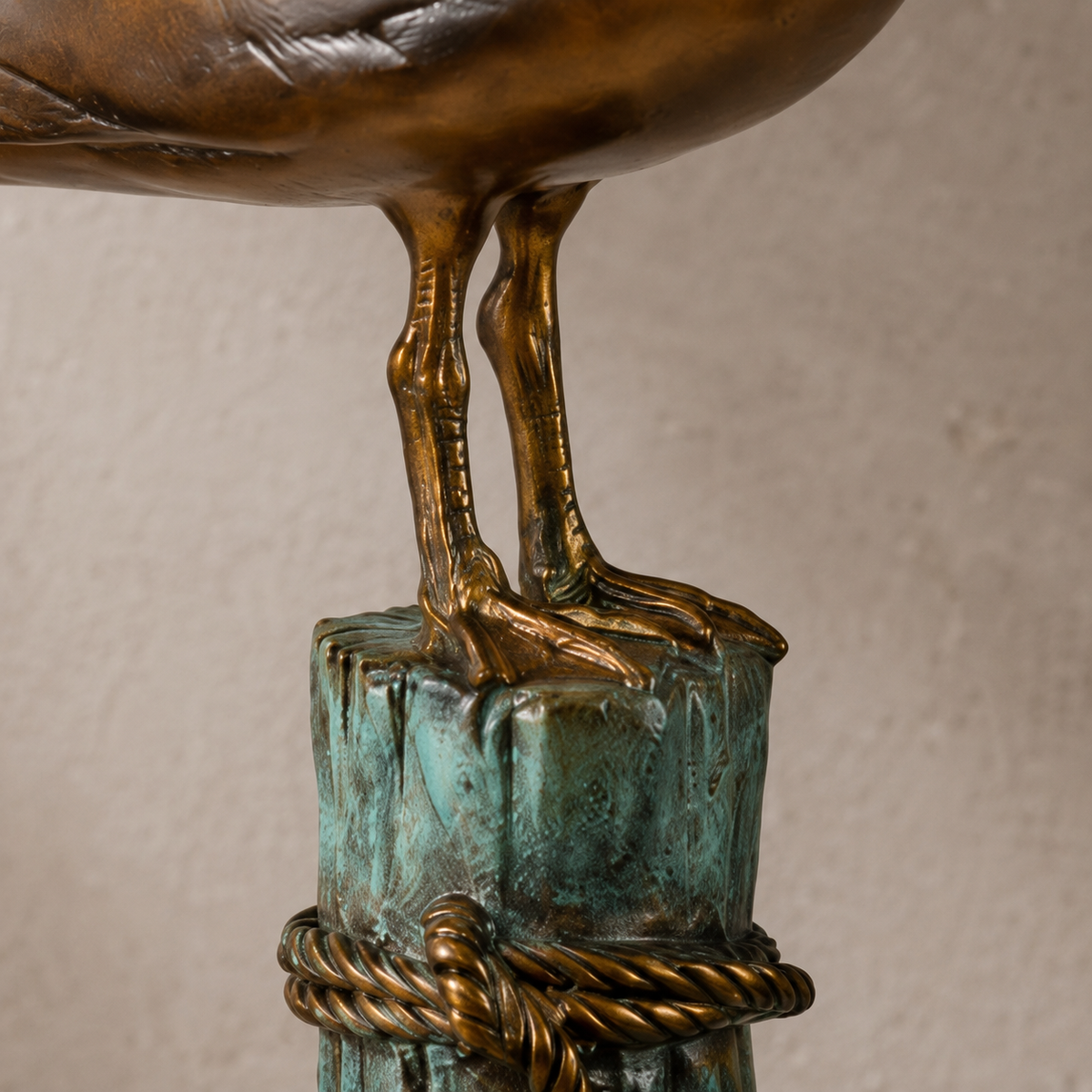 Sculpture en bronze mouette sur pieu d'amarrage, vue 6