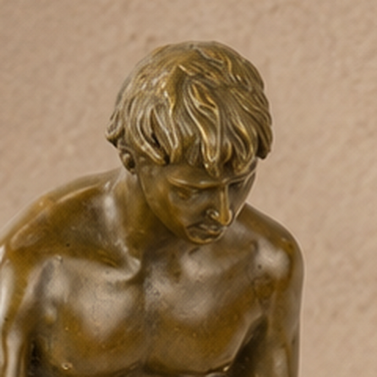 Sculpture en bronze Nu masculin au drapé sur socle marbre, vue 2