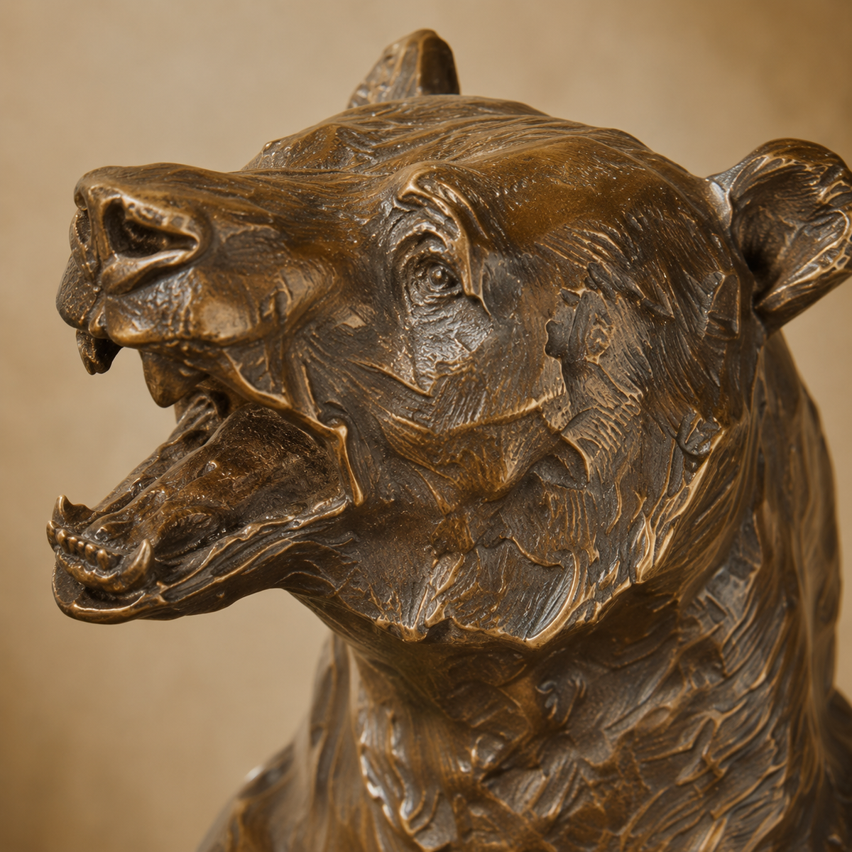 Sculpture en bronze ours brun dressé sur socle marbre, vue 2
