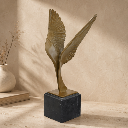 Sculpture en bronze patiné, ailes déployées sur socle marbre