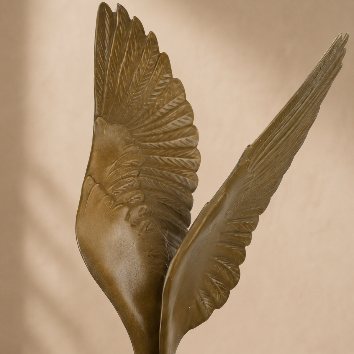 Sculpture en bronze patiné, ailes déployées sur socle marbre, vue 2