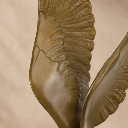 Sculpture en bronze patiné, ailes déployées sur socle marbre, vue 4