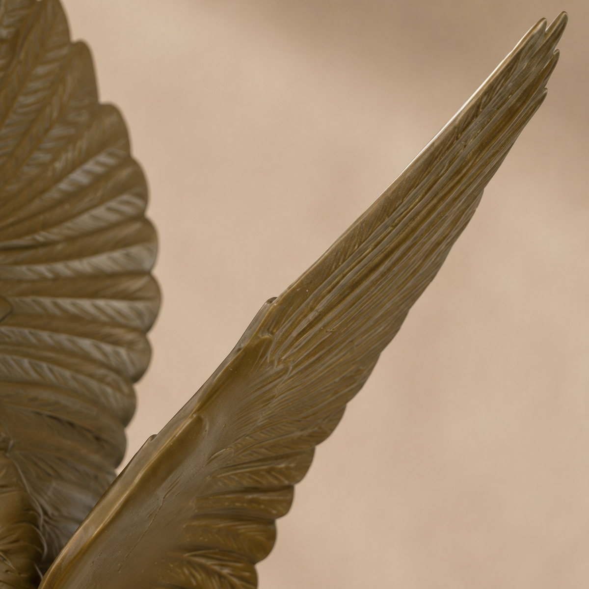 Sculpture en bronze patiné, ailes déployées sur socle marbre, vue 5