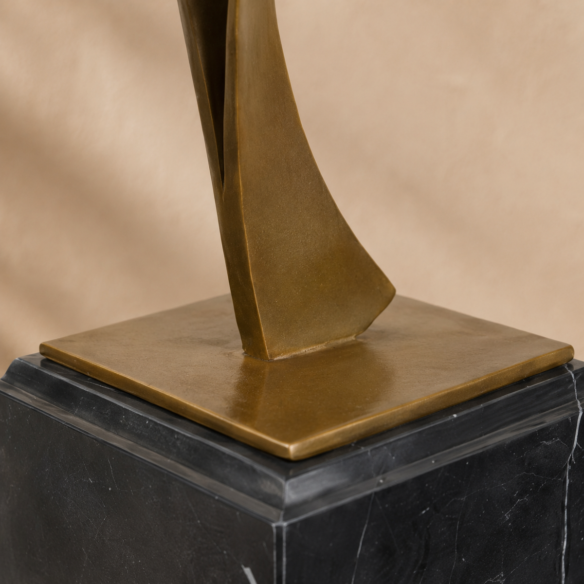 Sculpture en bronze patiné, ailes déployées sur socle marbre, vue 6
