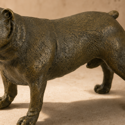Sculpture en bronze patiné, bouledogue anglais en marche, vue 4