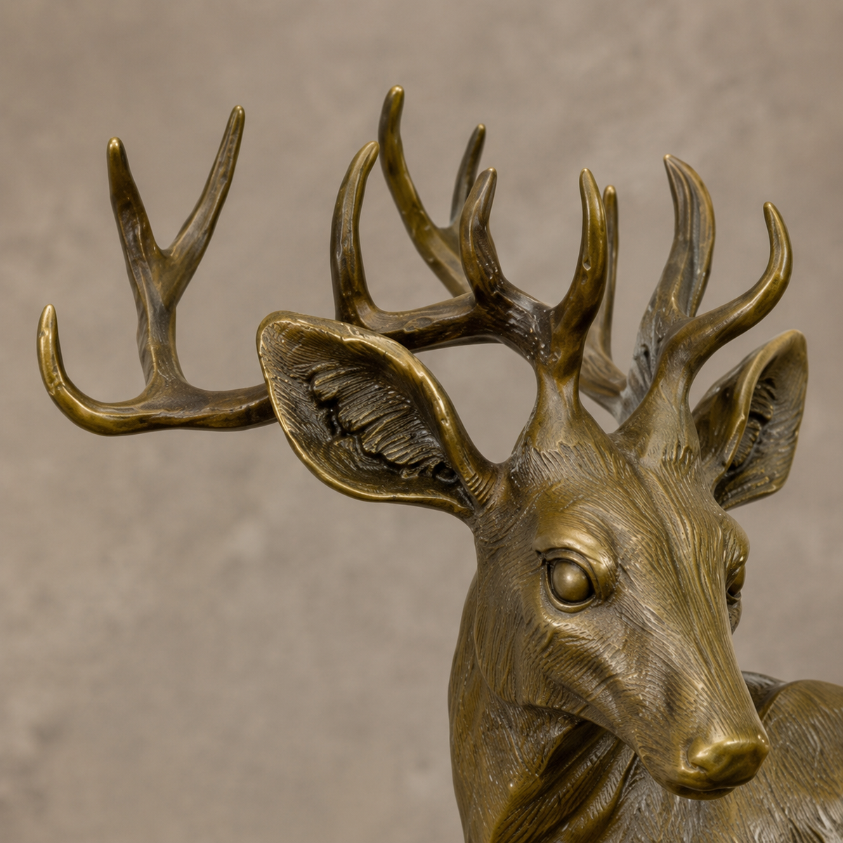 Sculpture en bronze patiné, cerf sur rocher, socle marbre, vue 2