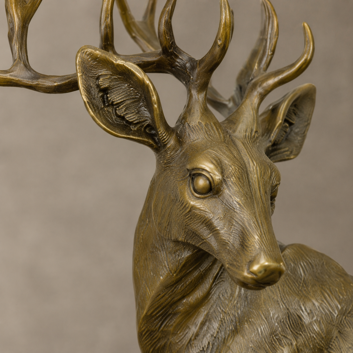 Sculpture en bronze patiné, cerf sur rocher, socle marbre, vue 3