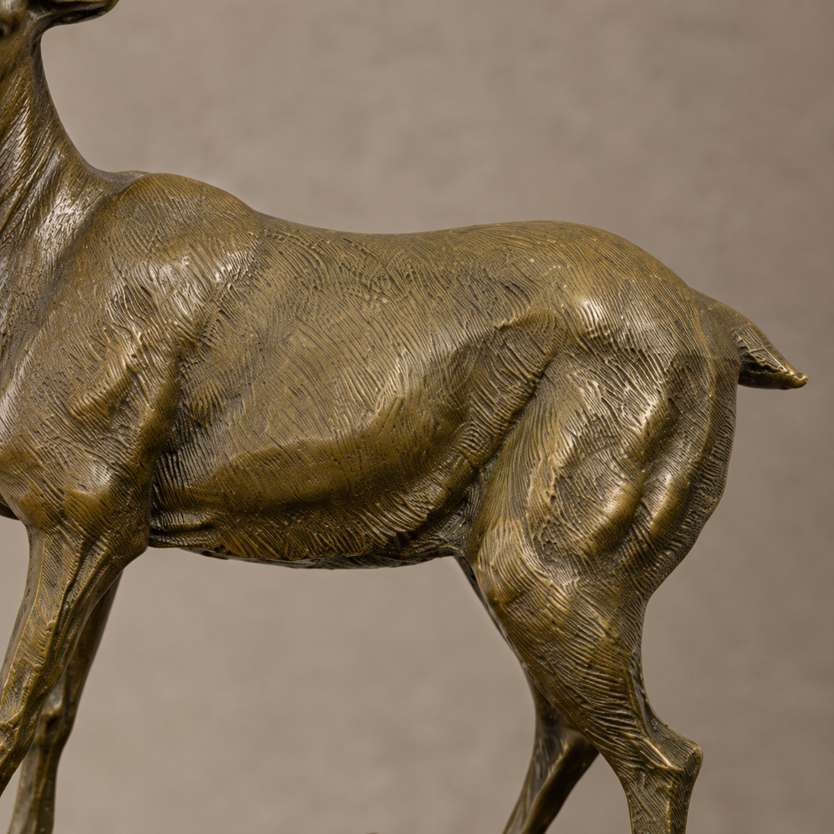 Sculpture en bronze patiné, cerf sur rocher, socle marbre, vue 5