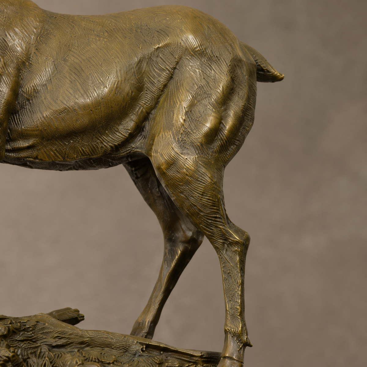 Sculpture en bronze patiné, cerf sur rocher, socle marbre, vue 6