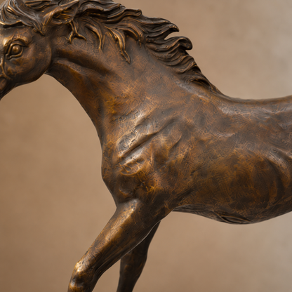 Sculpture en bronze patiné, cheval au trot, crinière au vent, vue 4